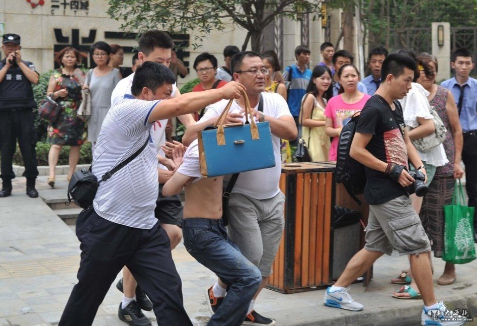 成都成华区发生警匪枪战 2疑犯被制服1人在逃