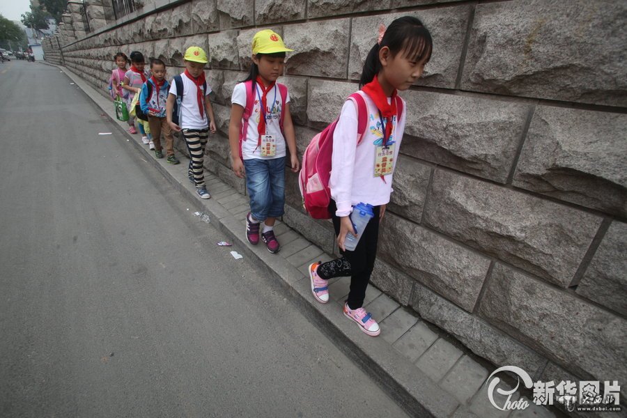 济南现史上“最窄人行道” 仅0.2米如过独木桥