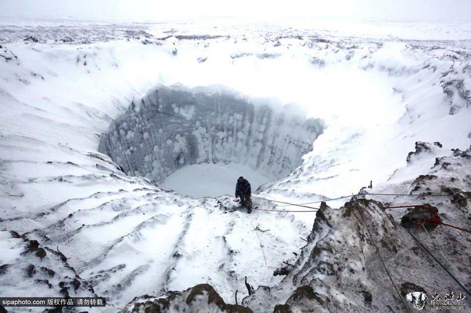 俄罗斯200米深火山口冰雪覆盖如上帝杰作