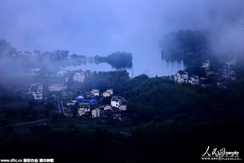 黄山塔川现平流雾美景宛若人间仙境