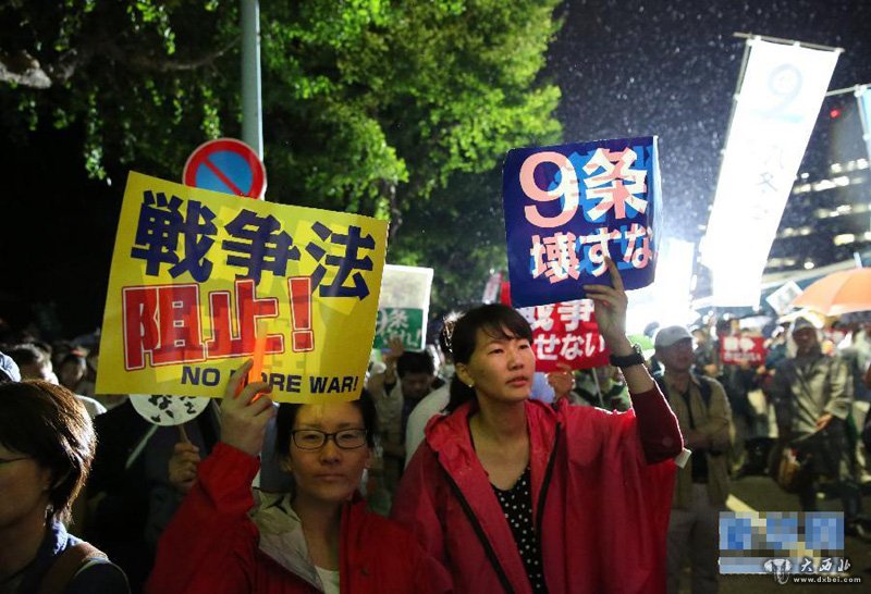 日本民众冒雨集会反对安保法案