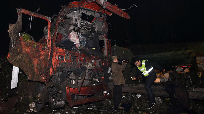 京港澳高速湖南段油罐车爆炸事故已造成2死2伤