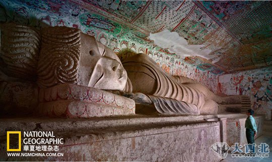 建于中唐时期（781～848）的大佛身长15米，展现着临终高卧、静待涅槃时的姿态。描绘于洞壁上的信徒表达着他们的哀恸。