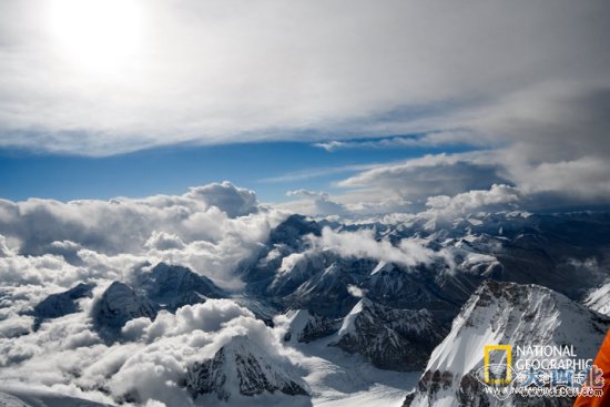 从珠穆朗玛峰北坡8000米以上的高度向外望去，可见喜马拉雅山脉白雪皑皑的群峰之顶。这是座攸关生死的淡水库，水流所经之地人口众多，然而随着气温不断上升、冰雪快速融化，可能会给下游地区带来灾难。