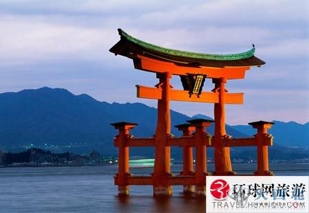 鸟居牌坊和宫岛神社