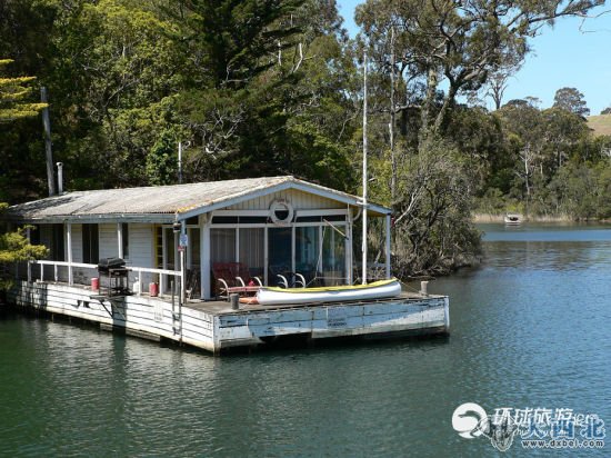 此时正值澳洲春末夏初，澳大利亚荧光湖，湖光山色，再来一间湖上小屋，划条小船泛舟湖上，惬意之至。