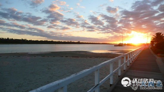 沐浴在夕阳中的澳大利亚荧光湖，湖岸小桥，光芒四射。