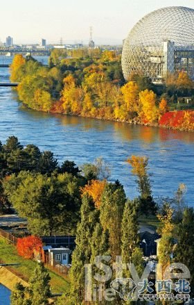 魁北克秋色顺着圣劳伦斯河流淌。