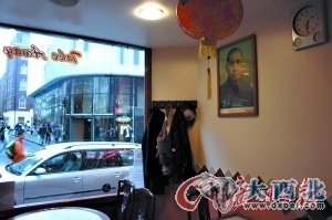 伦敦华裔开的餐馆墙上挂着孙中山的画像