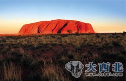 为全世界最大的单块巨石，三百多米高的艾尔斯岩算得上整个澳洲乃至南半球的地标性景观。