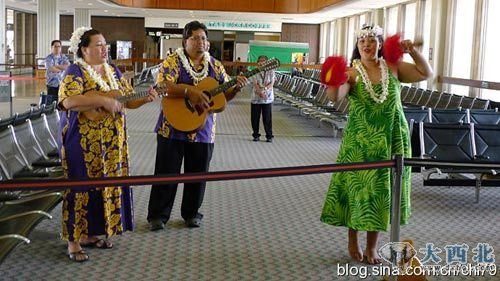 在火奴鲁鲁机场，就有土著人以热情的歌曲和舞蹈来迎接远方的游客