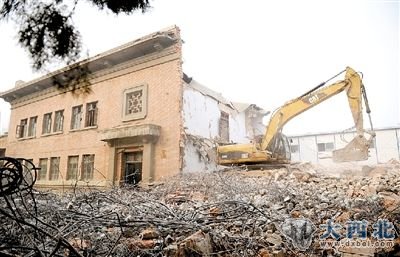 2月22日下午，郑州三棉办公楼的西配楼基本已拆除殆尽。 记者 张翼飞 图