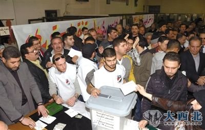26日，叙利亚，该国官方媒体提供的照片，民众参加新宪法草案选举的投票。