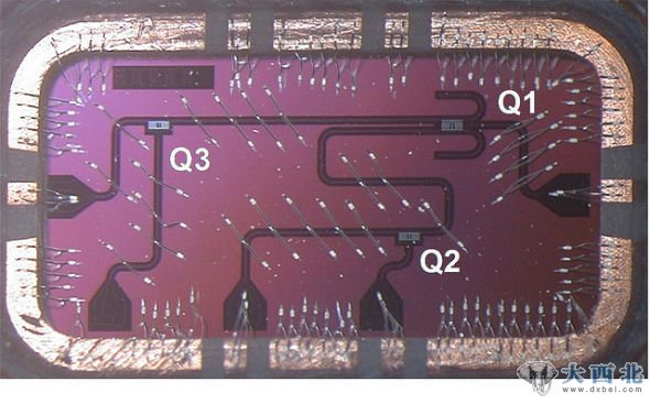 一个硅芯片，容纳3个量子比特。这个芯片倒装在印刷线路板上，通过丝焊（8×4毫米）连接I/O同轴电缆。更大规模的量子比特和振荡电路集成可用于打造具有可升级性的系统