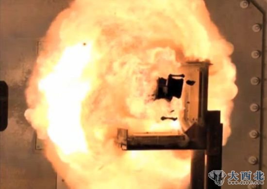美国海军正对一个由工业部门制造的电磁轨道炮原型进行测试。照片展示了轨道炮发射炮弹的景象