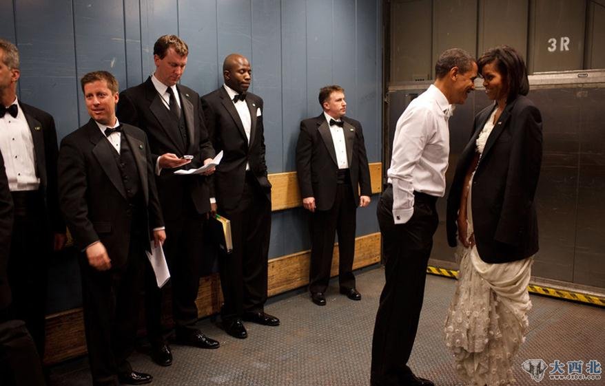 完美家庭：2009年1月20日，奥巴马在前往一个就职舞会的公务电梯上和妻子米歇尔享受甜蜜时刻。