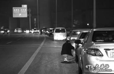 昨晚11时许，京港澳高速杜家坎收费站，车主在等待凌晨的免费通行时间到来。新京报记者 韩萌 摄