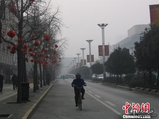 图为西安南门，隐身在雾中。 记者 冽玮 摄