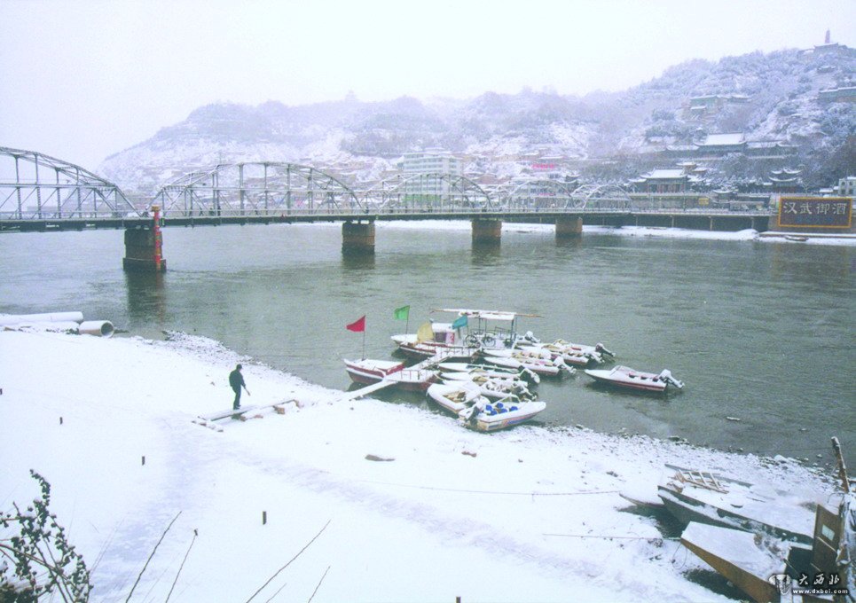 雪时的古桥银装素裹