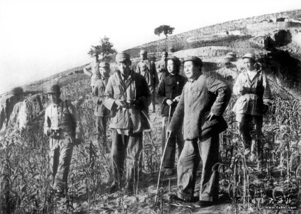 1947年，毛泽东和江青在转战陕北途中。