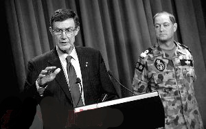 澳大利亚搜寻马航MH370航班联合协调中心总协调人安格斯·休斯敦（左）出席在珀斯举行的新闻发布会