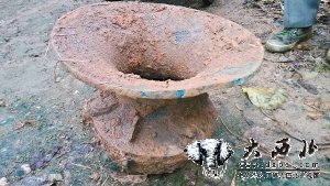 陕西农民土堆中发现商代青铜樽
