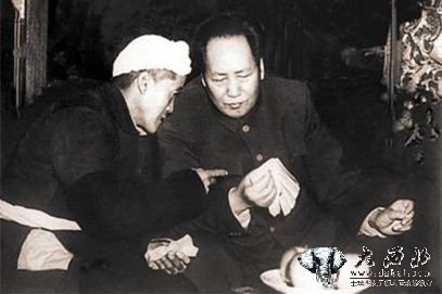 毛泽东与农民杨步浩（左）亲切交谈
