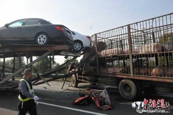 安徽合淮阜高速发生70余辆车追尾事故