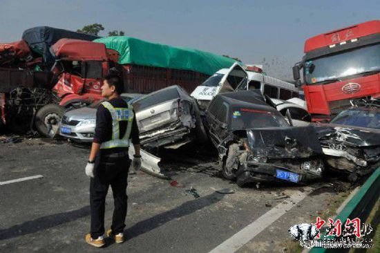 安徽合淮阜高速发生70余辆车追尾事故