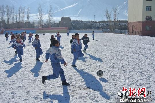 新疆小学生零下10度中享受雪地足球乐趣（图）