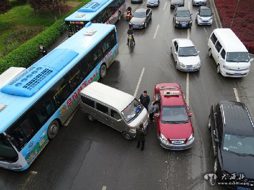 横穿马路两车相撞