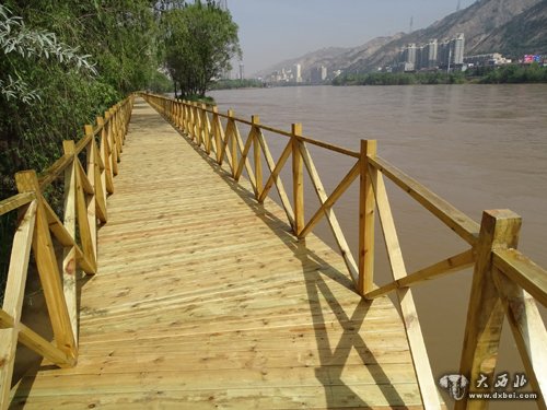 木质步道  风情线的一道风景