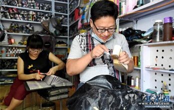 河南郑州一对残疾人夫妇在经营自己的修鞋店