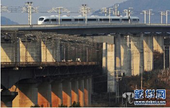 一辆高铁试验列车行驶在横跨浙赣铁路桥的沪昆高铁浙江义乌东特大桥上
