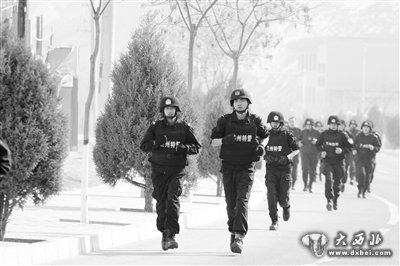 兰州市公安局特警支队在越野拉练中