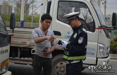 东岗交警整治事故多发路段秩序