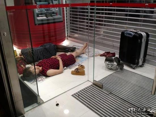 大陆女子日前在香港上水新丰路永丰银行的24小时ATM里直接打地铺睡觉。