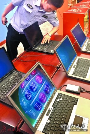 　2016年5月30日，警方展示装载了赌博软件的笔记本电脑式新型“赌博机”