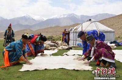 肃北蒙古族手工缝制毡毯传承古老技艺