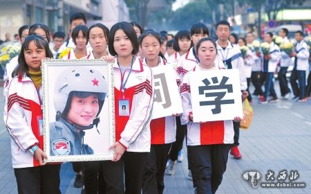 2016年11月14日，余旭就读过的崇州市崇庆中学的同学来到市政广场追思校友。