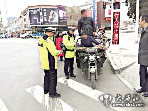 东岗交警查处电动车违规载人、载货