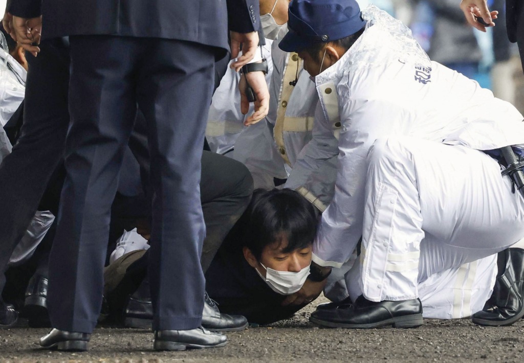 警方调查向日本首相投